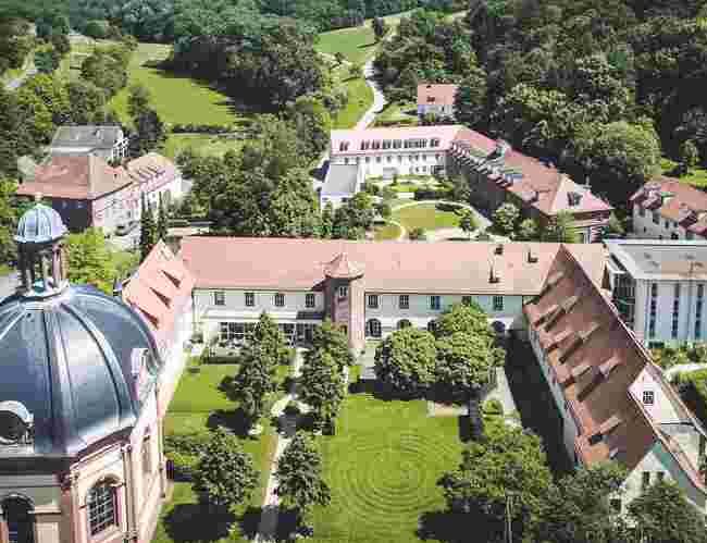 Der Benediktushof Holzkirchen mit mordernen Gebäuden und schönen Außenanlagen ist Eurpas größtes Zentrum für Meditation und Achtsamkeit.