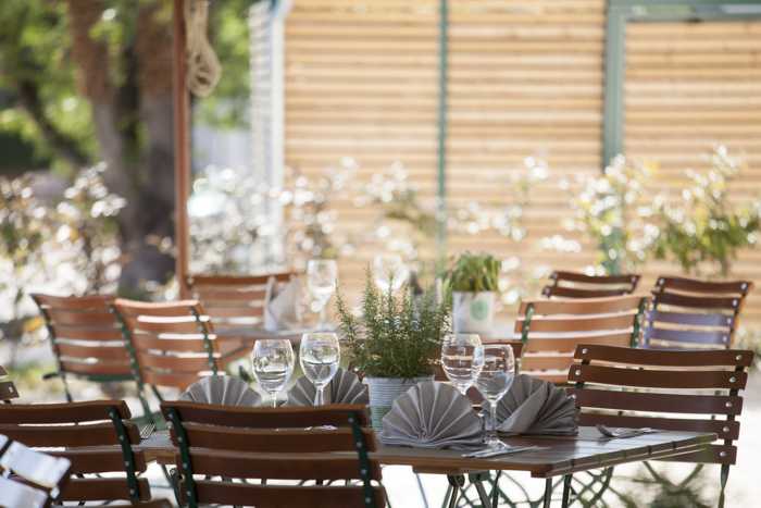 Bei schönem Wetter können die Teilnehmer auf der Terrasse draussen essen. Bei schönem Wetter können die Teilnehmer auf der Terrasse draussen essen.