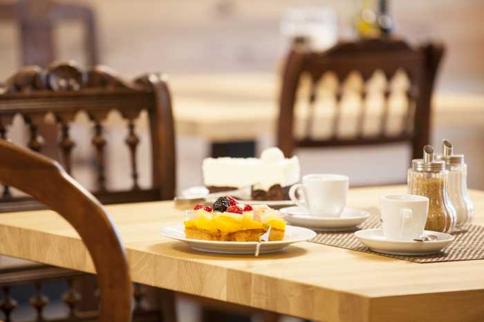 So mancher Seminarteilnehmer kann dem Angebot an Kuchen nicht widerstehen. Im Cafe Restaurant Am Bottloch gibt es leckeren Kuchen.
